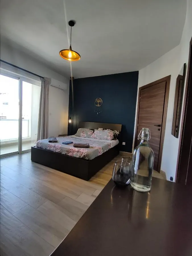 Airport Accommodation Bedroom With Your Own Private Bathroom Self Check In And Self Check Out Air-Condition Included Mqabba