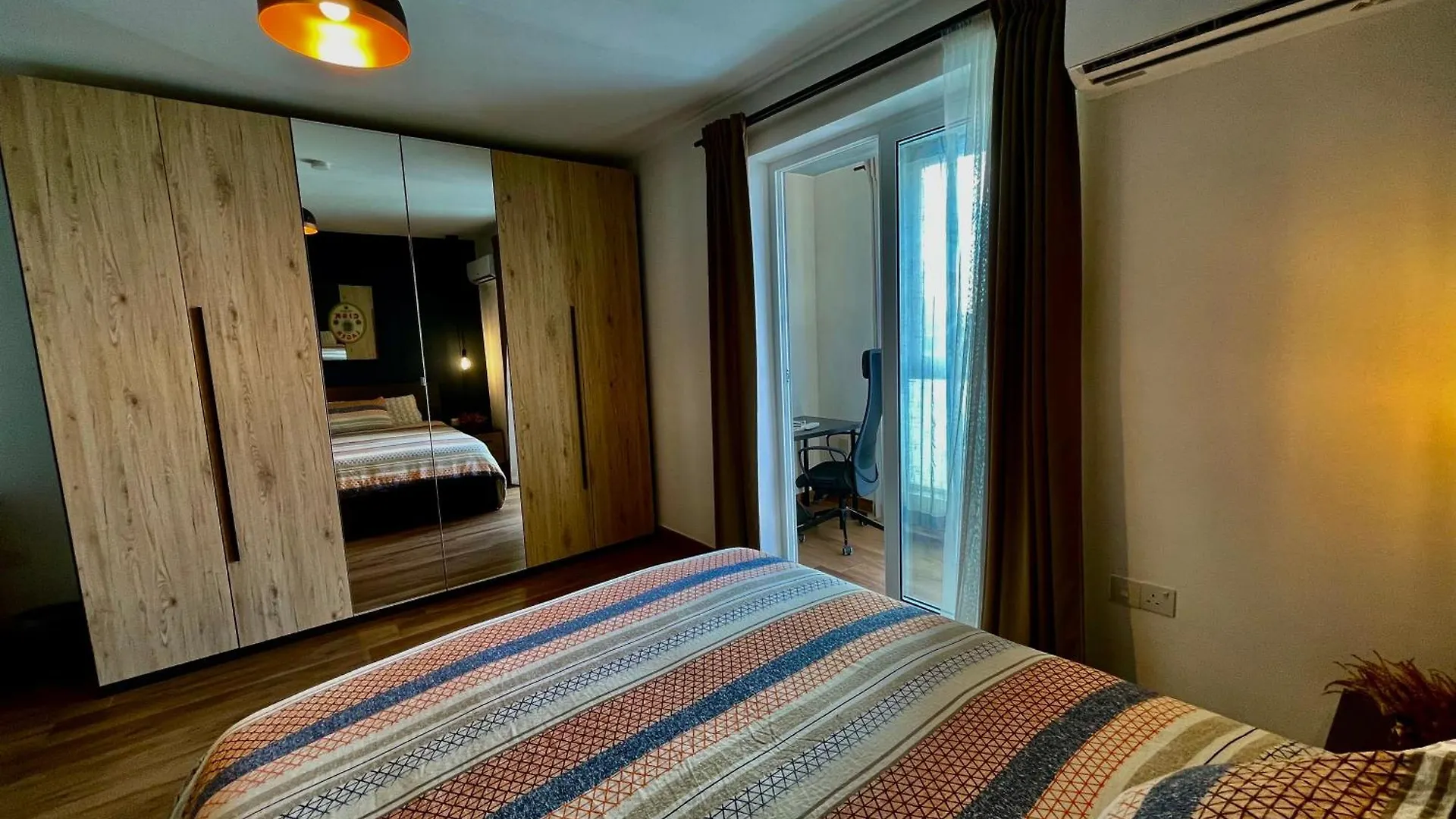 Séjour chez l'habitant Airport Accommodation Bedroom With Your Own Private Bathroom Self Check In And Self Check Out Air-Condition Included Mqabba