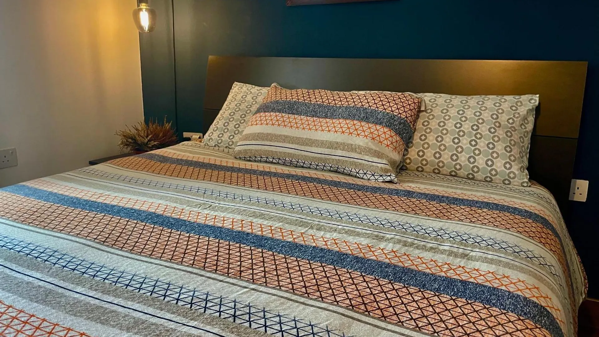 Airport Accommodation Bedroom With Your Own Private Bathroom Self Check In And Self Check Out Air-Condition Included Mqabba Séjour chez l'habitant