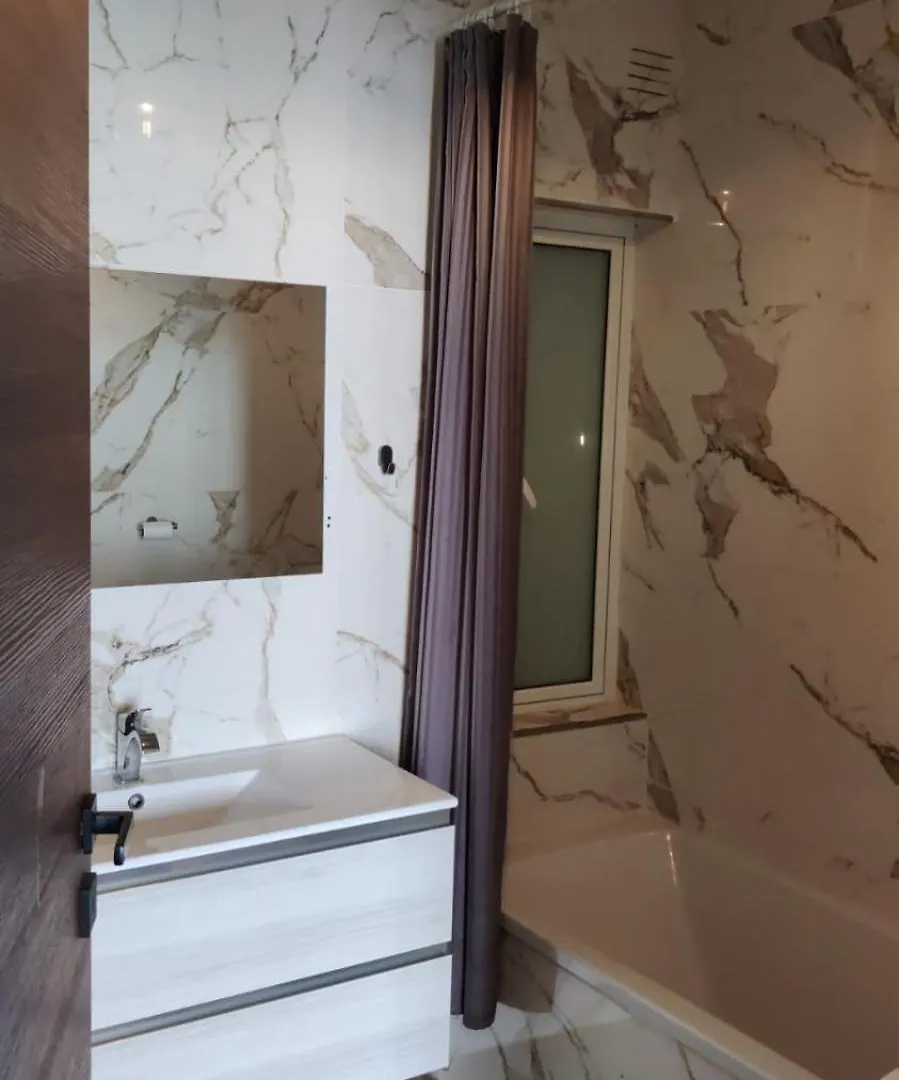 Séjour chez l'habitant Airport Accommodation Bedroom With Your Own Private Bathroom Self Check In And Self Check Out Air-Condition Included Mqabba